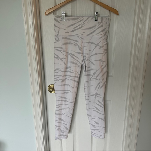 Athleta white and gray Salutation Stash Pocket II 7/8 leggings size medium - Picture 1 of 5